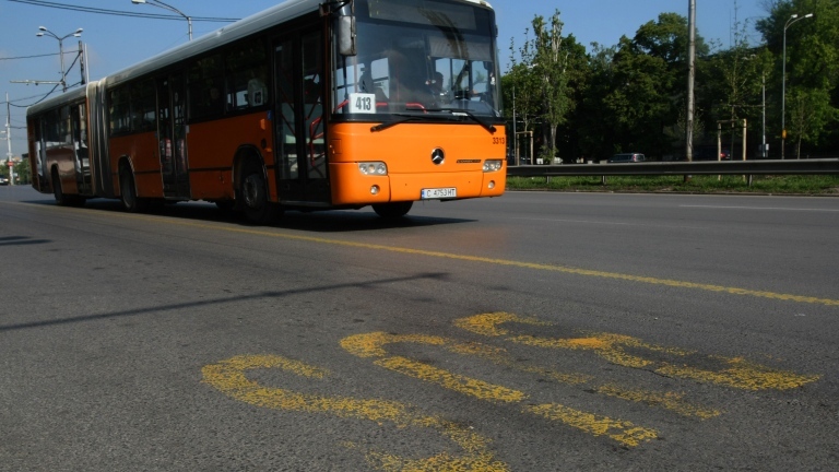 Мним инспектор заплашва момичета в градския транспорт в София